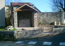 Travaux de restauration d'un abri bus  St Martin de Lenne